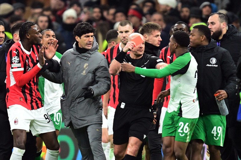 Santiago Gimenez pemain AC Milan beraksi dengan Thomas Beelen dari Feyenoord San Siro, Milan, Italia - 18 Februari 2025. Santiago Gimenez pemain AC Milan beraksi dengan Thomas Beelen dari Feyenoord San Siro, Milan, Italia - 18 Februari 2025. (REUTERS/Daniele Mascolo)