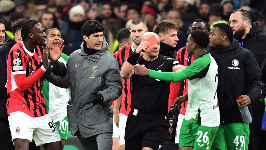 Santiago Gimenez pemain AC Milan bertindak dengan Thomas Beelen dari Feyenoord San Siro, Milan, Italia - 18 Februari 2025. (REUTERS/Daniele Mascolo)