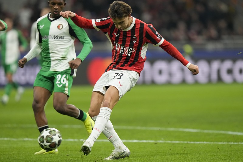 Santiago Gimenez pemain AC Milan beraksi dengan Thomas Beelen dari Feyenoord San Siro, Milan, Italia - 18 Februari 2025. Santiago Gimenez pemain AC Milan beraksi dengan Thomas Beelen dari Feyenoord San Siro, Milan, Italia - 18 Februari 2025. (REUTERS/Daniele Mascolo)