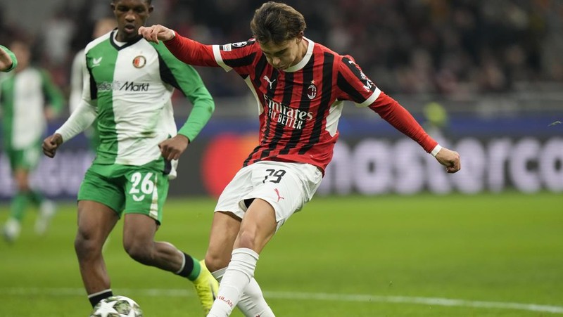 Santiago Gimenez pemain AC Milan beraksi dengan Thomas Beelen dari Feyenoord San Siro, Milan, Italia - 18 Februari 2025. (REUTERS/Daniele Mascolo)