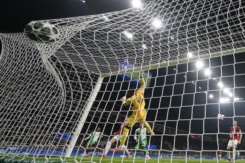 Santiago Gimenez pemain AC Milan beraksi dengan Thomas Beelen dari Feyenoord San Siro, Milan, Italia - 18 Februari 2025. Santiago Gimenez pemain AC Milan beraksi dengan Thomas Beelen dari Feyenoord San Siro, Milan, Italia - 18 Februari 2025. (REUTERS/Daniele Mascolo)