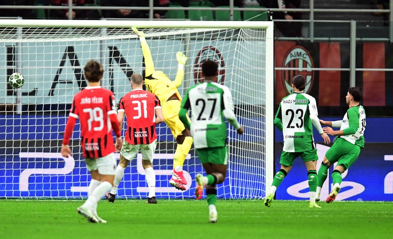 Santiago Gimenez pemain AC Milan beraksi dengan Thomas Beelen dari Feyenoord San Siro, Milan, Italia - 18 Februari 2025. Santiago Gimenez pemain AC Milan beraksi dengan Thomas Beelen dari Feyenoord San Siro, Milan, Italia - 18 Februari 2025. (REUTERS/Daniele Mascolo)