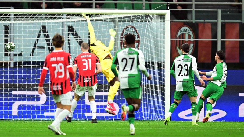 Santiago Gimenez pemain AC Milan beraksi dengan Thomas Beelen dari Feyenoord San Siro, Milan, Italia - 18 Februari 2025. (REUTERS/Daniele Mascolo)