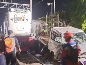 KA Parcel Tertemper Mobil Boks Terobos Palang Pintu, KAI Tuntut Ganti Rugi