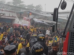Demo Mahasiswa di Depan Gedung DPRD Kota Tasikmalaya Sempat Memanas