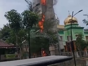 Menara Masjid Agung Darussalam Bojonegoro Terbakar