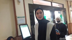 Senyum Paula Verhoeven Hadiri Sidang Cerai, Baim Wong Absen