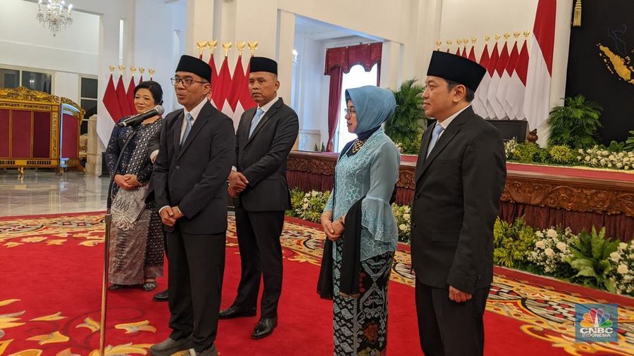 Pelantikan Menteri Pendidikan Tinggi, Sains, dan Teknologi Kabinet Merah Putih Masa Jabatan Tahun 2024-2029, Kepala dan Wakil Kepala Badan Pengawasan Keuangan dan Pembangunan, Kepala dan Wakil Kepala Badan Pusat Statistik, Serta Kepala Badan Siber dan Sandi Negara, Istana Negara, Rabu (19/2/2025). (CNBC Indonesia/Emir Yanwardhana)