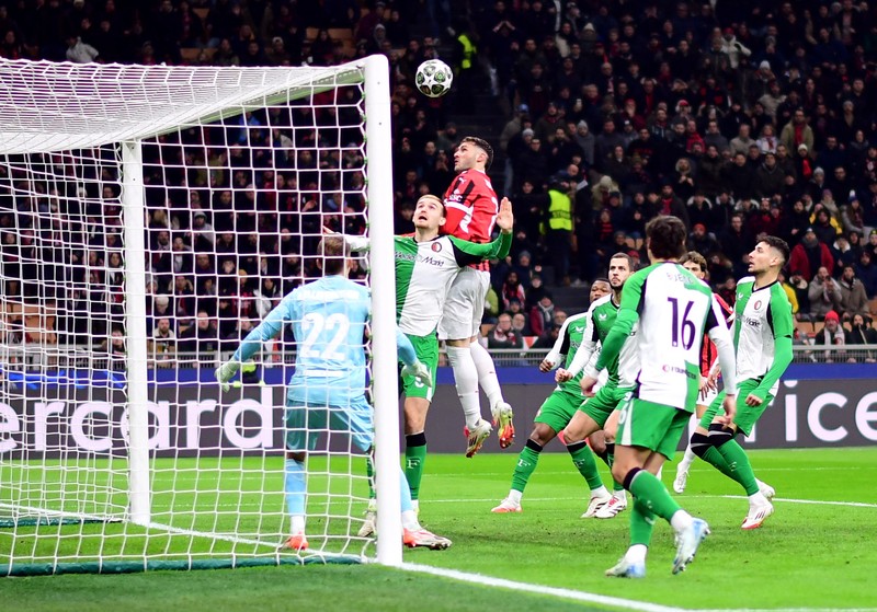 Santiago Gimenez pemain AC Milan beraksi dengan Thomas Beelen dari Feyenoord San Siro, Milan, Italia - 18 Februari 2025. Santiago Gimenez pemain AC Milan beraksi dengan Thomas Beelen dari Feyenoord San Siro, Milan, Italia - 18 Februari 2025. (REUTERS/Daniele Mascolo)