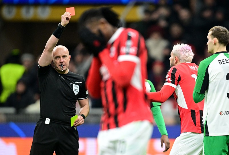 Santiago Gimenez pemain AC Milan beraksi dengan Thomas Beelen dari Feyenoord San Siro, Milan, Italia - 18 Februari 2025. Santiago Gimenez pemain AC Milan beraksi dengan Thomas Beelen dari Feyenoord San Siro, Milan, Italia - 18 Februari 2025. (REUTERS/Daniele Mascolo)