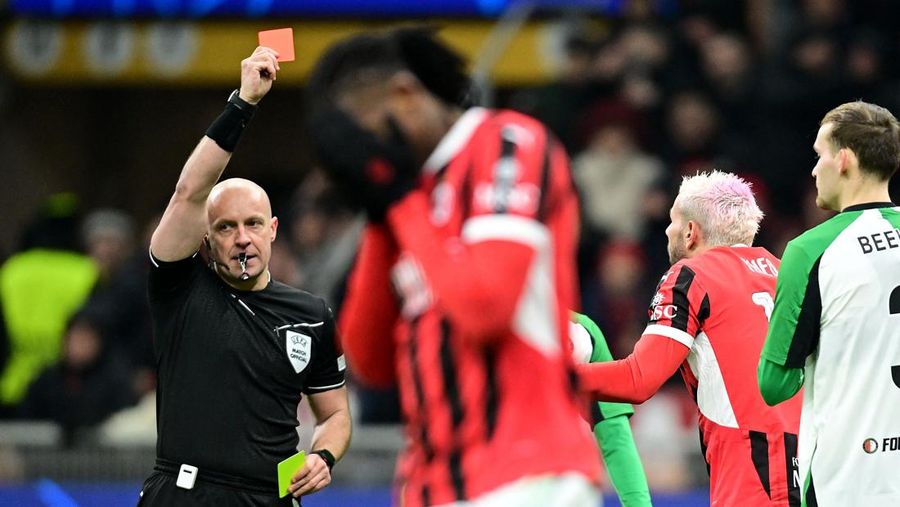 Santiago Gimenez pemain AC Milan bertindak dengan Thomas Beelen dari Feyenoord San Siro, Milan, Italia - 18 Februari 2025. (REUTERS/Daniele Mascolo)