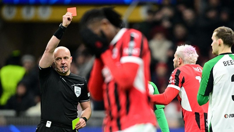 Santiago Gimenez pemain AC Milan beraksi dengan Thomas Beelen dari Feyenoord San Siro, Milan, Italia - 18 Februari 2025. (REUTERS/Daniele Mascolo)