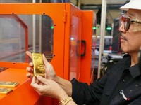 PT Freeport Indonesia memproduksi emas batangan dengan kemurnian 99,99% dari fasilitas Precious Metal Refinery (PMR) di Gresik, Jawa Timur. (Dok. PT Freeport Indonesia)