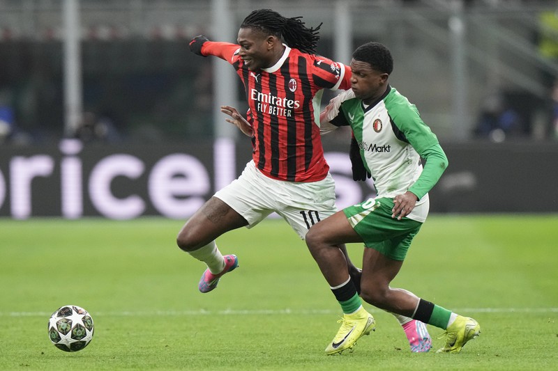 Santiago Gimenez pemain AC Milan beraksi dengan Thomas Beelen dari Feyenoord San Siro, Milan, Italia - 18 Februari 2025. Santiago Gimenez pemain AC Milan beraksi dengan Thomas Beelen dari Feyenoord San Siro, Milan, Italia - 18 Februari 2025. (REUTERS/Daniele Mascolo)