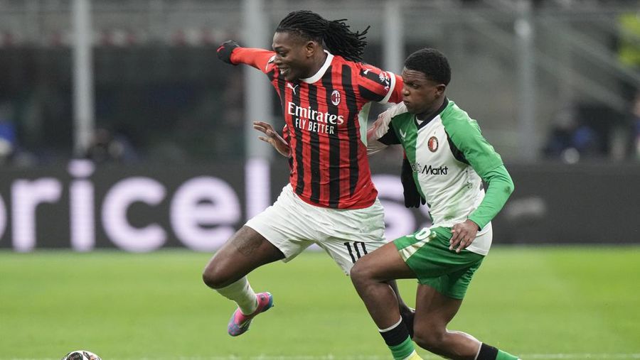 Santiago Gimenez pemain AC Milan bertindak dengan Thomas Beelen dari Feyenoord San Siro, Milan, Italia - 18 Februari 2025. (REUTERS/Daniele Mascolo)