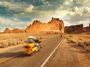 Lagi Roadtrip Pakai Motor, Pasangan Ini Malah Dituduh Jadi Mata-mata