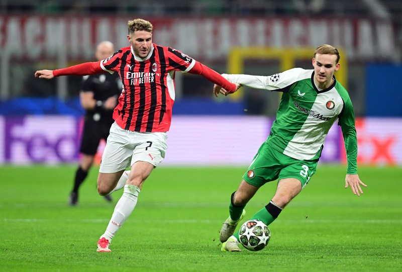 Santiago Gimenez pemain AC Milan beraksi dengan Thomas Beelen dari Feyenoord San Siro, Milan, Italia - 18 Februari 2025. Santiago Gimenez pemain AC Milan beraksi dengan Thomas Beelen dari Feyenoord San Siro, Milan, Italia - 18 Februari 2025. (REUTERS/Daniele Mascolo)