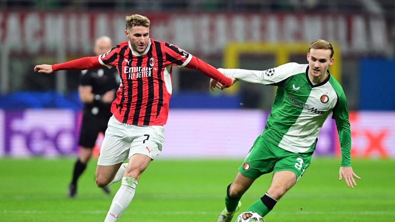 Santiago Gimenez pemain AC Milan beraksi dengan Thomas Beelen dari Feyenoord San Siro, Milan, Italia - 18 Februari 2025. (REUTERS/Daniele Mascolo)