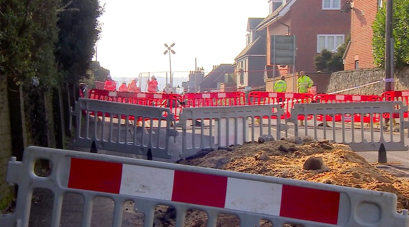 Sebuah lubang besar memicu evakuasi pada hari Selasa (18 /2/2025) di Godstone, sebuah desa dekat London. (Tangkapan Layar Video Reuters/BBC)