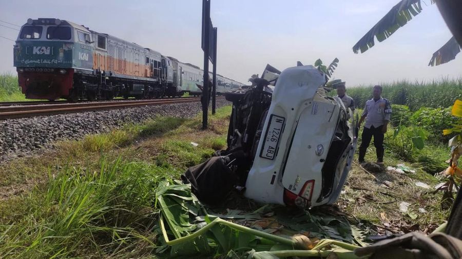 Sebuah mobil tertabrak kereta di pintu perlintasan kereta daerah Tarik Sidoarjo. (Dok. Detikcom/Suparno/File Foto)