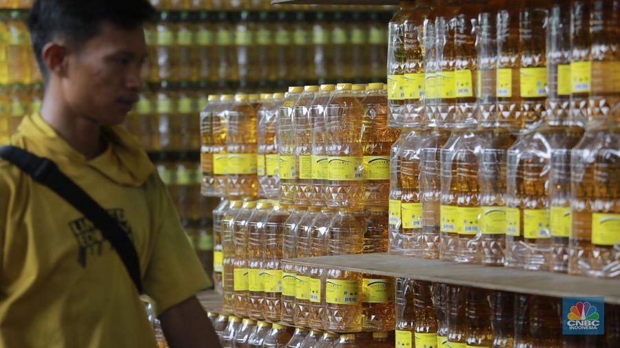 Sejumlah Pekerja mengangkat barang di kawasan pasar Induk, jakarta, (19/2/2025). Pemerintah memastikan stok dan harga bahan pokok menjelang Ramadan dan Idul Fitri 2025 dalam kondisi aman. (CNBC Indonesia/Muhammad Sabki)