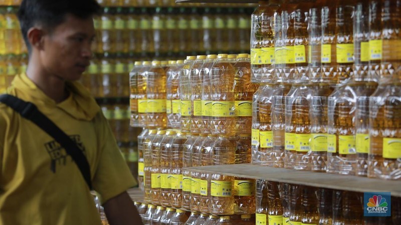 Sejumlah Pekerja mengangkat barang di kawasan pasar Induk, jakarta, (19/2/2025). Pemerintah memastikan stok dan harga bahan pokok menjelang Ramadan dan Idul Fitri 2025 dalam kondisi aman. (վ/Muhammad Sabki)