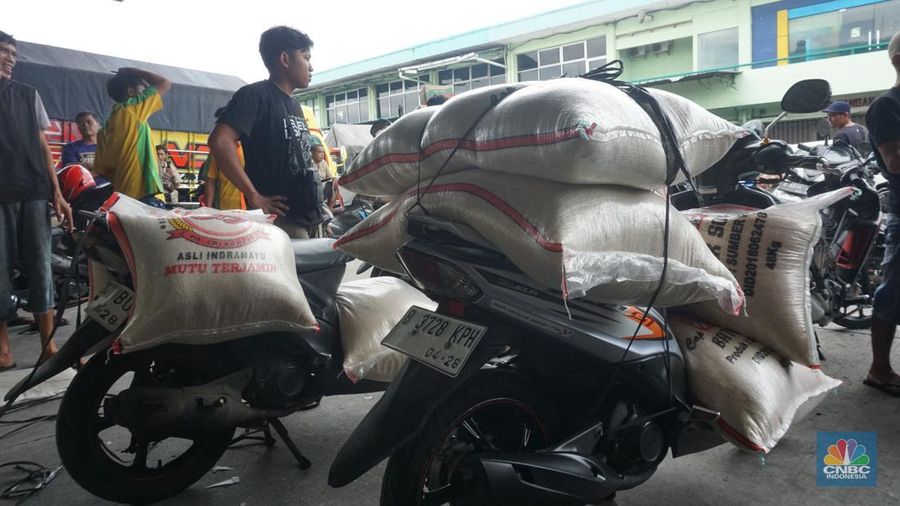 Sejumlah Pekerja mengangkat barang di kawasan pasar Induk, jakarta, (19/2/2025). Pemerintah memastikan stok dan harga bahan pokok menjelang Ramadan dan Idul Fitri 2025 dalam kondisi aman. (CNBC Indonesia/Muhammad Sabki)