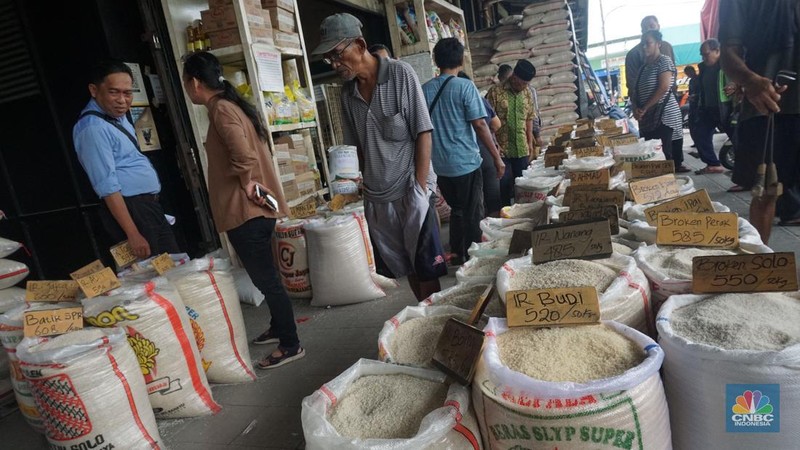 Sejumlah Pekerja mengangkat barang di kawasan pasar Induk, jakarta, (19/2/2025). Pemerintah memastikan stok dan harga bahan pokok menjelang Ramadan dan Idul Fitri 2025 dalam kondisi aman. (վ/Muhammad Sabki)