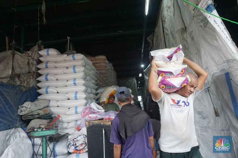 Sejumlah Pekerja mengangkat barang di kawasan pasar Induk, jakarta, (19/2/2025). Pemerintah memastikan stok dan harga bahan pokok menjelang Ramadan dan Idul Fitri 2025 dalam kondisi aman. (CNBC Indonesia/Muhammad Sabki) Sejumlah Pekerja mengangkat barang di kawasan pasar Induk, jakarta, (19/2/2025). Pemerintah memastikan stok dan harga bahan pokok menjelang Ramadan dan Idul Fitri 2025 dalam kondisi aman. (CNBC Indonesia/Muhammad Sabki)