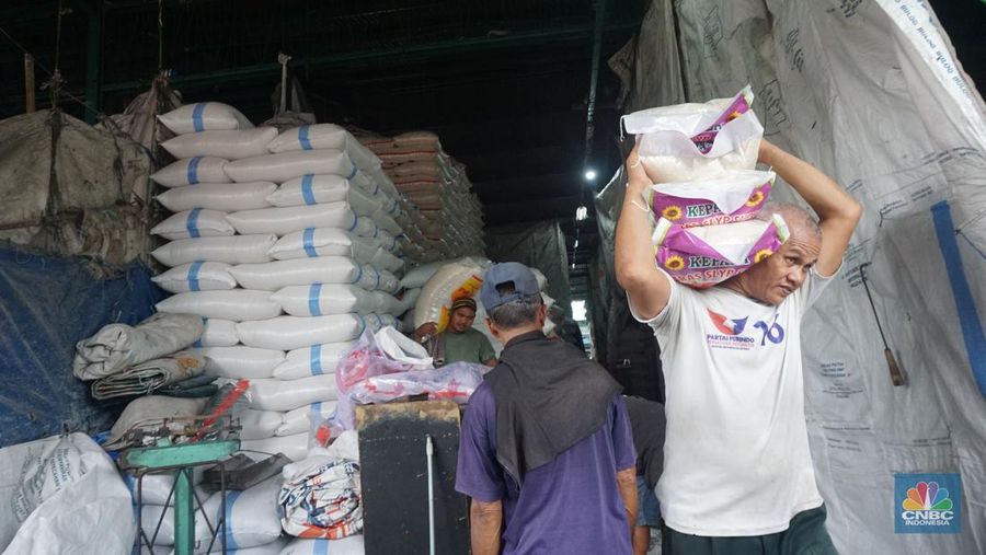 Sejumlah Pekerja mengangkat barang di kawasan pasar Induk, jakarta, (19/2/2025). Pemerintah memastikan stok dan harga bahan pokok menjelang Ramadan dan Idul Fitri 2025 dalam kondisi aman. (CNBC Indonesia/Muhammad Sabki)