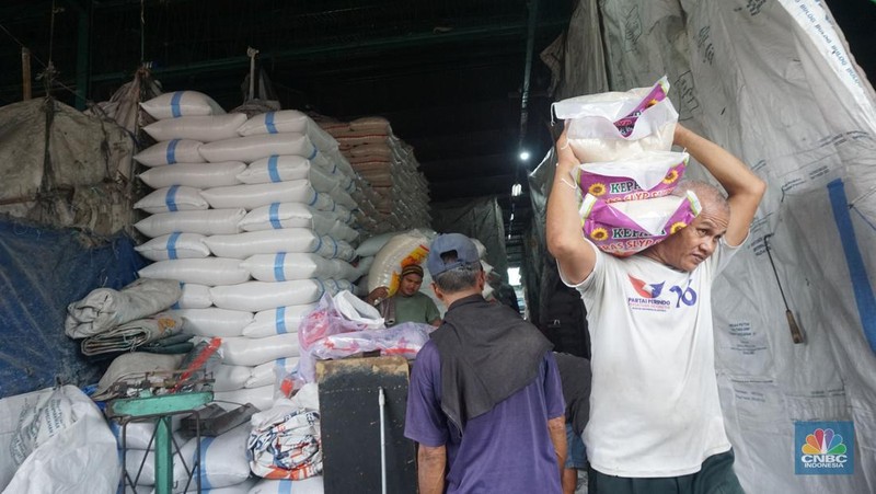 Sejumlah Pekerja mengangkat barang di kawasan pasar Induk, jakarta, (19/2/2025). Pemerintah memastikan stok dan harga bahan pokok menjelang Ramadan dan Idul Fitri 2025 dalam kondisi aman. (վ/Muhammad Sabki)