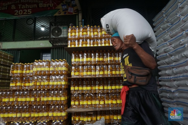 Sejumlah Pekerja mengangkat barang di kawasan pasar Induk, jakarta, (19/2/2025). Pemerintah memastikan stok dan harga bahan pokok menjelang Ramadan dan Idul Fitri 2025 dalam kondisi aman. (CNBC Indonesia/Muhammad Sabki) Sejumlah Pekerja mengangkat barang di kawasan pasar Induk, jakarta, (19/2/2025). Pemerintah memastikan stok dan harga bahan pokok menjelang Ramadan dan Idul Fitri 2025 dalam kondisi aman. (CNBC Indonesia/Muhammad Sabki)