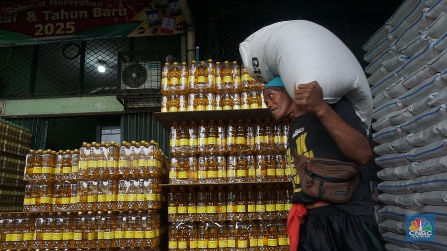 Sejumlah Pekerja mengangkat barang di kawasan pasar Induk, jakarta, (19/2/2025). Pemerintah memastikan stok dan harga bahan pokok menjelang Ramadan dan Idul Fitri 2025 dalam kondisi aman. (CNBC Indonesia/Muhammad Sabki)