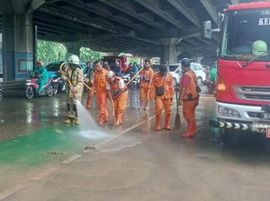 Jalan Yos Sudarso Licin gegara Tumpahan Tanah Bikin Pemotor Berjatuhan