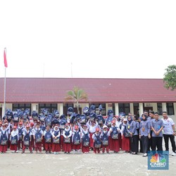 Lewat Program Ini, Telkomsel Sukses Salurkan Ribuan Tas Sekolah