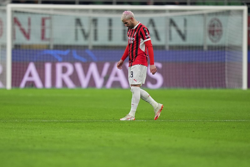 Santiago Gimenez pemain AC Milan beraksi dengan Thomas Beelen dari Feyenoord San Siro, Milan, Italia - 18 Februari 2025. Santiago Gimenez pemain AC Milan beraksi dengan Thomas Beelen dari Feyenoord San Siro, Milan, Italia - 18 Februari 2025. (REUTERS/Daniele Mascolo)