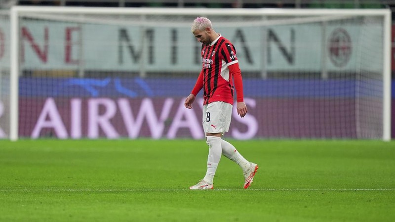 Santiago Gimenez pemain AC Milan beraksi dengan Thomas Beelen dari Feyenoord San Siro, Milan, Italia - 18 Februari 2025. (REUTERS/Daniele Mascolo)