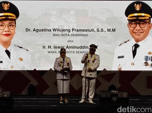 Tiba di Balai Kota Semarang, Agustina-Iswar Dikerubuti Warga