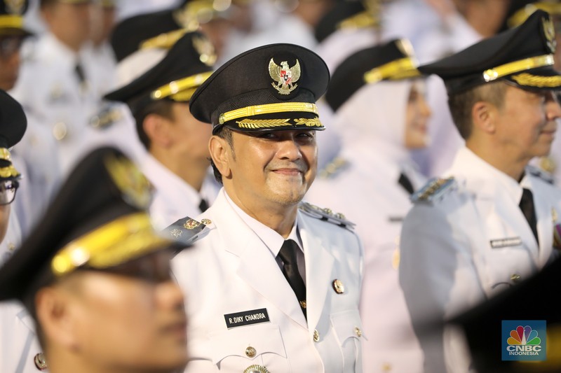 Ratusan kepala daerah seluruh Indonesia dikirab sebelum dilantik oleh Presiden Prabowo Subianto, Kamis (20/2/2025). Menteri Dalam Negeri (Mendagri) Tito Karnavian (tengah) terlihat memimpin barisan kirab yang digelar pada Kamis (20/2) itu. Selain Tito, terlihat juga wakilnya Bima Arya (kanan) dan Ribka Haluk (kiri). (CNBC Indonesia/Tri Susilo) Ratusan kepala daerah seluruh Indonesia dikirab sebelum dilantik oleh Presiden Prabowo Subianto, Kamis (20/2/2025). Menteri Dalam Negeri (Mendagri) Tito Karnavian (tengah) terlihat memimpin barisan kirab yang digelar pada Kamis (20/2) itu. Selain Tito, terlihat juga wakilnya Bima Arya (kanan) dan Ribka Haluk (kiri). (CNBC Indonesia/Tri Susilo)