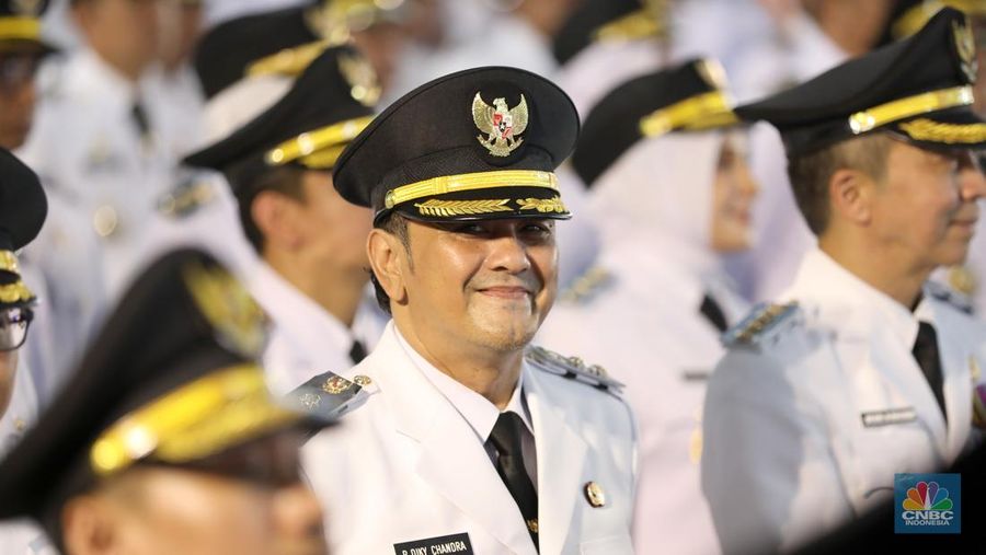 Ratusan kepala daerah seluruh Indonesia dikirab sebelum dilantik oleh Presiden Prabowo Subianto, Kamis (20/2/2025). Menteri Dalam Negeri (Mendagri) Tito Karnavian (tengah) terlihat memimpin barisan kirab yang digelar pada Kamis (20/2) itu. Selain Tito, terlihat juga wakilnya Bima Arya (kanan) dan Ribka Haluk (kiri). (CNBC Indonesia/Tri Susilo)