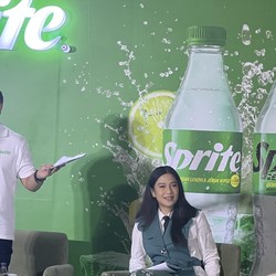 Cerita Masa Kecil Dian Sastrowardoyo: Jajan Minuman Es di Plastik