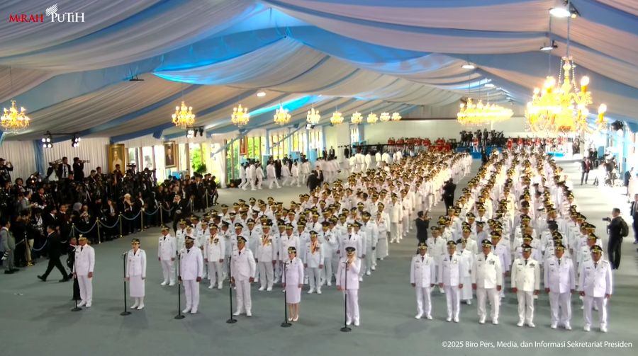 Calon kepala daerah berbaris jelang Presiden Prabowo Lantik Kepala Daerah Seluruh Indonesia, Halaman Istana Merdeka, Kamis, (20/2/2025). (Tangkapan Layar Youtube Sekretariat Presiden)