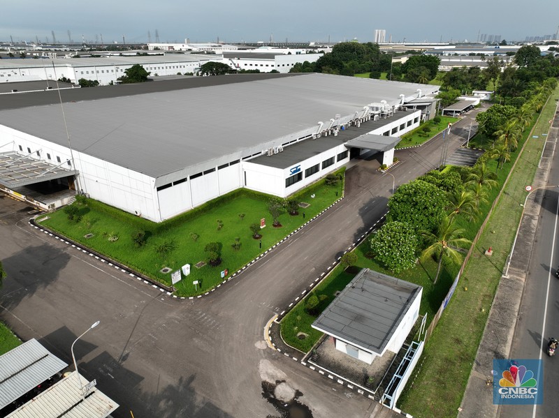 Foto udara memperlihatkan Pabrik PT Sanken Indonesia di Kawasan Industri MM2100, Cikarang, Jawa Barat, Kamis (20/2/2025). Pabrik PT Sanken Indonesia akan menghentikan produksi pada Juni 2025. Saat ini, aktivitas produksi masih berlangsung. (CNBC Indonesia/Tias Budiarto) Foto udara memperlihatkan Pabrik PT Sanken Indonesia di Kawasan Industri MM2100, Cikarang, Jawa Barat, Kamis (20/2/2025). Pabrik PT Sanken Indonesia akan menghentikan produksi pada Juni 2025. Saat ini, aktivitas produksi masih berlangsung. (CNBC Indonesia/Tias Budiarto)
