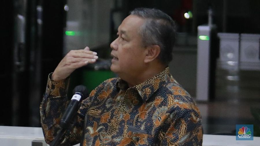 Gubernur Bank Indonesia (BI) Perry Warjiyo saat konferensi pers usai rapat tertutup membahas program 3 juta rumah di Kantor Kementerian Keuangan, Jakarta Rabu (19/2/2025) malam. (CNBC Indonesia/Muhamad Sabki)