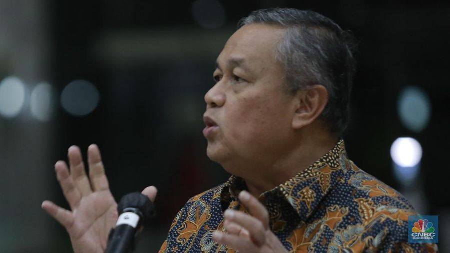 Gubernur Bank Indonesia (BI) Perry Warjiyo saat konferensi pers usai rapat tertutup membahas program 3 juta rumah di Kantor Kementerian Keuangan, Jakarta Rabu (19/2/2025) malam. (CNBC Indonesia/Muhamad Sabki)