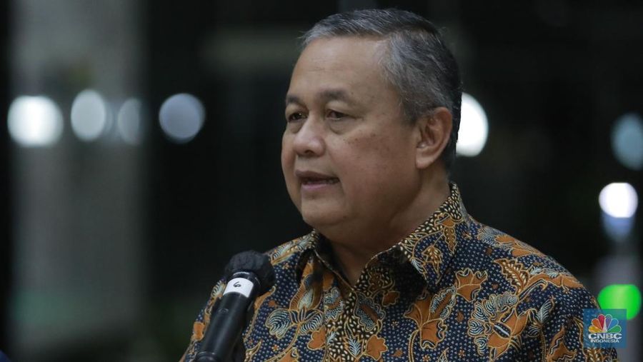 Gubernur Bank Indonesia (BI) Perry Warjiyo saat konferensi pers usai rapat tertutup membahas program 3 juta rumah di Kantor Kementerian Keuangan, Jakarta Rabu (19/2/2025) malam. (CNBC Indonesia/Muhamad Sabki)