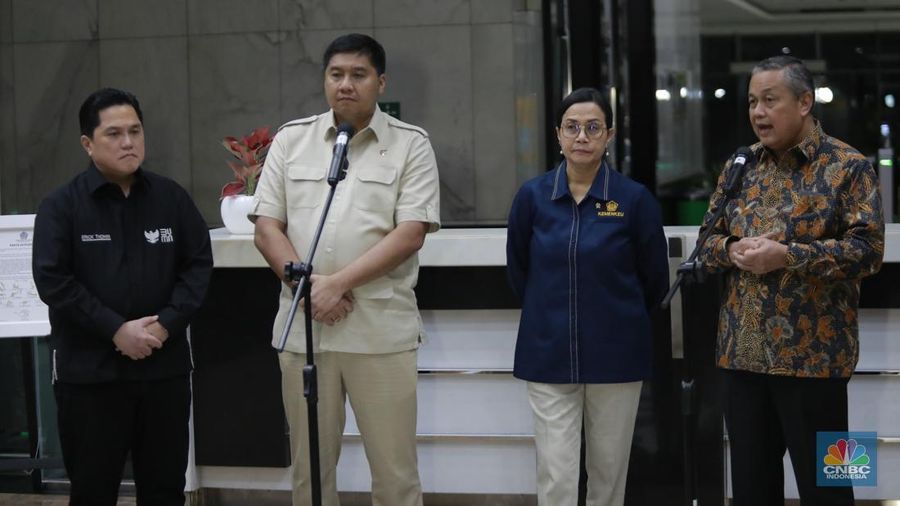 Menteri Keuangan Sri Mulyani bersama Menteri Perumahan dan Kawasan Permukiman (PKP) Maruarar Sirait atau biasa dipanggil Ara, Menteri BUMN Erick Thohir dan Gubernur Bank Indonesia (BI) Perry Warjiyo usai rapat tertutup membahas program 3 juta rumah di Kantor Kementerian Keuangan, Jakarta Rabu (19/2/2025) malam. (CNBC Indonesia/Muhamad Sabki)