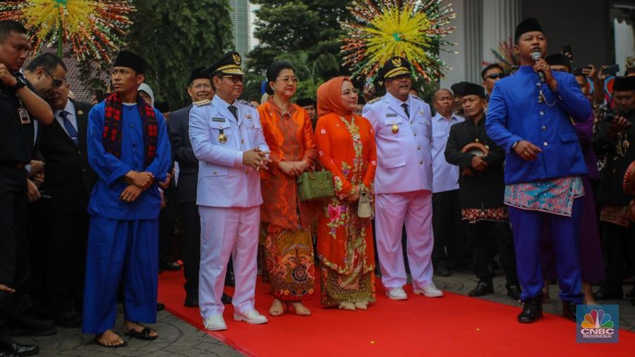 Gubernur dan Wakil Gubernur Jakarta Periode 2025-2023, Pramono Anung dan Rano Karno atau Si Doel tiba di Balai Kota, Jakarta, Kamis (20/2/2025). (CNBC Indonesia/Faisal Rahman)