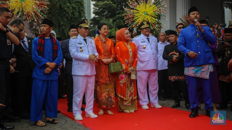 Gubernur dan Wakil Gubernur Jakarta Periode 2025-2023, Pramono Anung dan Rano Karno atau Si Doel tiba di Balai Kota, Jakarta, Kamis (20/2/2025). (CNBC Indonesia/Faisal Rahman)