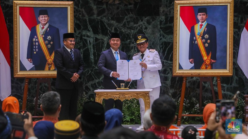 Gubernur dan Wakil Gubernur Jakarta Periode 2025-2023, Pramono Anung dan Rano Karno atau Si Doel tiba di Balai Kota, Jakarta, Kamis (20/2/2025). Gubernur dan Wakil Gubernur Jakarta Periode 2025-2023, Pramono Anung dan Rano Karno atau Si Doel tiba di Balai Kota, Jakarta, Kamis (20/2/2025). (CNBC Indonesia/Faisal Rahman)